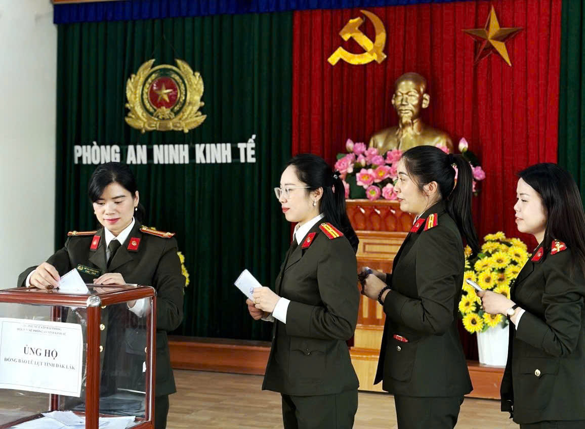 Hội Phụ nữ Phòng An ninh kinh tế phát động quyên góp, ủng hộ đồng bào vùng lũ tỉnh Đắk Lắk